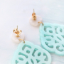 Boucles d&rsquo;oreilles statement avec pendentifs en r&eacute;sine 