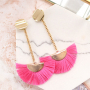 Boucles d&rsquo;oreilles color&eacute;es avec pompons, perles coquillage cauri et m&eacute;tal DQ