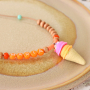 Un joyeux ensemble de bijoux avec des perles alphabet, des breloques fimo, des perles en bois et des perles Katsuki