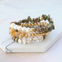 Magnifiques boucles d&rsquo;oreilles, bracelets et colliers avec des perles chips.
