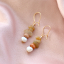 Magnifiques boucles d&rsquo;oreilles, bracelets et colliers avec des perles chips.