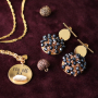 Boucles d&rsquo;oreilles et broches festives avec des grappes de perles et des pompons ronds !