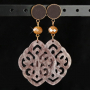 Laissez-vous inspirer : boucles d'oreilles tendances avec pendentifs en r&eacute;sine
