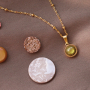 Et voici comment combiner les &eacute;l&eacute;ments de notre collection L-O-V-E et nos boucles d&rsquo;oreilles en acier inoxydable :