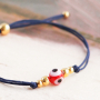 Confectionner de magnifiques bracelets avec les nouvelles perles &OElig;il porte-bonheur :