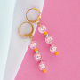 Lancez-vous avec le fil macram&eacute;, les perles lettres acryliques et les cartes &agrave; bijoux :