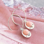 Comment confectionner les boucles d&rsquo;oreilles et les bracelets les plus originaux avec des breloques et des appr&ecirc;ts en argent 925 :