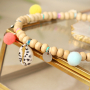 D&eacute;couvrez ici comment confectionner les plus beaux bijoux avec les perles Cauri et les pendentifs pompons :
