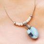 Vous allez pouvoir confectionner ces bijoux avec les nouvelles perles coquillage Cauri en r&eacute;sine :