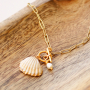 Colliers et boucles d&rsquo;oreilles avec la derni&egrave;re collection de pendentifs coquillage :