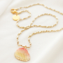 Colliers et boucles d&rsquo;oreilles avec la derni&egrave;re collection de pendentifs coquillage :