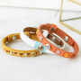 Vous pouvez confectionner ces bijoux cool avec des perles zodiaque et du fil macram&eacute; :