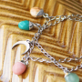 Trouvez l&rsquo;inspiration : avec les pendentifs en pierres naturelles, vous allez pouvoir confectionner ces boucles d&rsquo;oreilles.