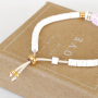 Vous pouvez confectionner ces bracelets d&rsquo;&eacute;t&eacute; super cool avec des perles alphabet et signes du zodiaque : 