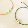 Vous pouvez confectionner ces bracelets d&rsquo;&eacute;t&eacute; super cool avec des perles alphabet et signes du zodiaque : 