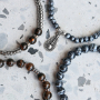 Voici comment confectionner des bracelets robustes pour hommes avec des perles en verre et des perles h&eacute;matites :