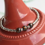 Voici comment confectionner des bracelets robustes pour hommes avec des perles en verre et des perles h&eacute;matites :