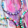 Voici comment confectionner des bracelets et des colliers avec des perles Katsuki, des perles d&rsquo;eau douce et des perles alphabet :