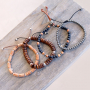 D&eacute;couvrez ici comment confectionner ces superbes bracelets avec des perles en bois : 
