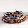D&eacute;couvrez ici comment confectionner ces superbes bracelets avec des perles en bois : 