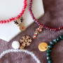 Voici comment cr&eacute;er de superbes bijoux avec des breloques de No&euml;l : 