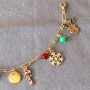 Voici comment cr&eacute;er de superbes bijoux avec des breloques de No&euml;l : 