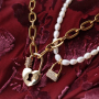 Vous pouvez confectionner ces bijoux tendance avec les derniers pendentifs fermoirs : 