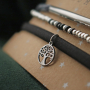 Voici comment confectionner les plus beaux bracelets avec du ruban &eacute;lastique cousu :