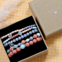 Voici comment confectionner de superbes bracelets avec nos perles acryliques : 