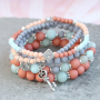 Voici comment confectionner de superbes bracelets avec nos perles acryliques : 