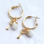Boucles d&rsquo;oreilles et bracelets tendance avec des breloques et des connecteurs en zirconium :