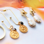 D&eacute;couvrez comment combiner vos boucles d&rsquo;oreilles DQ branch&eacute;es avec des breloques 