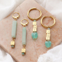 D&eacute;couvrez ici comment confectionner d&rsquo;&eacute;l&eacute;gants bijoux avec les perles lettres cube en acier inox :