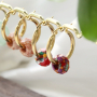 Confectionnez facilement et rapidement ces magnifiques boucles d&rsquo;oreilles et bracelets avec les pendentifs disques et les perles &agrave; facettes en pierre naturelle !    