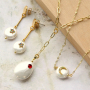 Lancez-vous et cr&eacute;ez des bijoux tendance avec les articles en coquillage nacr&eacute; combin&eacute;s avec des &eacute;l&eacute;ments en laiton zirconium. 