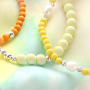 Confectionnez des bracelets multicolores avec des perles acryliques ! 