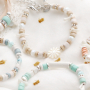 Confectionner des bracelets et des colliers estivaux avec diverses perles en c&eacute;ramique DQ grecque 