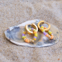 Confection de bijoux d&rsquo;&eacute;t&eacute; tendance avec des perles coquillage, des perles en verre et bien d&rsquo;autres &eacute;l&eacute;ments fun ! 