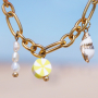 Confection de bijoux d&rsquo;&eacute;t&eacute; tendance avec des perles coquillage, des perles en verre et bien d&rsquo;autres &eacute;l&eacute;ments fun ! 