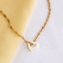 Ainsi vous cr&eacute;ez une collection de bijoux avec des pendentifs coquillage