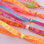 Cr&eacute;er des bracelets tendance avec du ruban texte