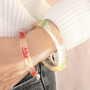 Bracelets avec fleurs s&eacute;ch&eacute;es et pinces &agrave; cheveux assorties