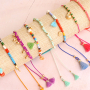 Comment incorporer des pompons aux bracelets et aux lani&egrave;res &agrave; lunettes ?