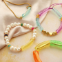 Inspiration pour des bracelets avec des perles acryliques, des perles &agrave; facettes et des rubans &agrave; texte.