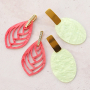 Concevoir des boucles d'oreilles d'&eacute;t&eacute; avec des pendentifs en r&eacute;sine. 