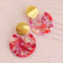Concevoir des boucles d'oreilles d'&eacute;t&eacute; avec des pendentifs en r&eacute;sine. 