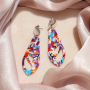 Concevoir des boucles d'oreilles d'&eacute;t&eacute; avec des pendentifs en r&eacute;sine. 