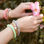 Comment incorporer les boucles d'oreilles &agrave; facettes et les bracelets dans votre collection ?