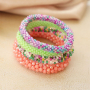 Comment incorporer les boucles d'oreilles &agrave; facettes et les bracelets dans votre collection ?