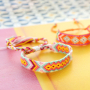 Comment pr&eacute;senter des bracelets et des cha&icirc;nes de chevilles tendance ?